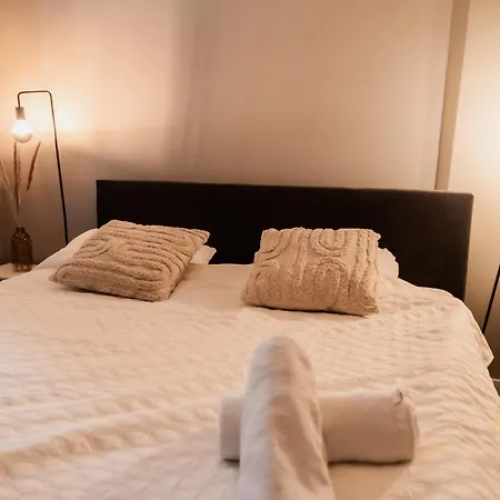 Апартаменты Bright 2-bedroom With Garden In South *