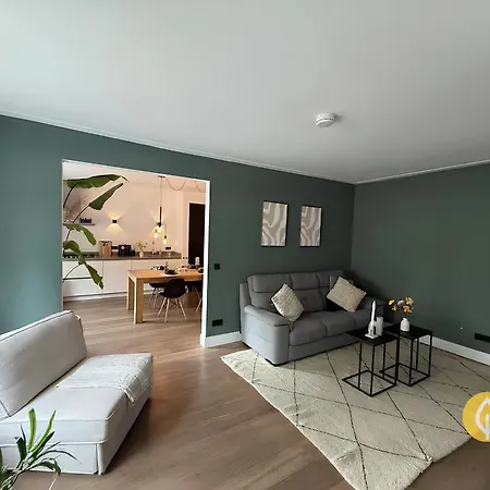 Апартаменты Bright 2-bedroom With Garden In South *